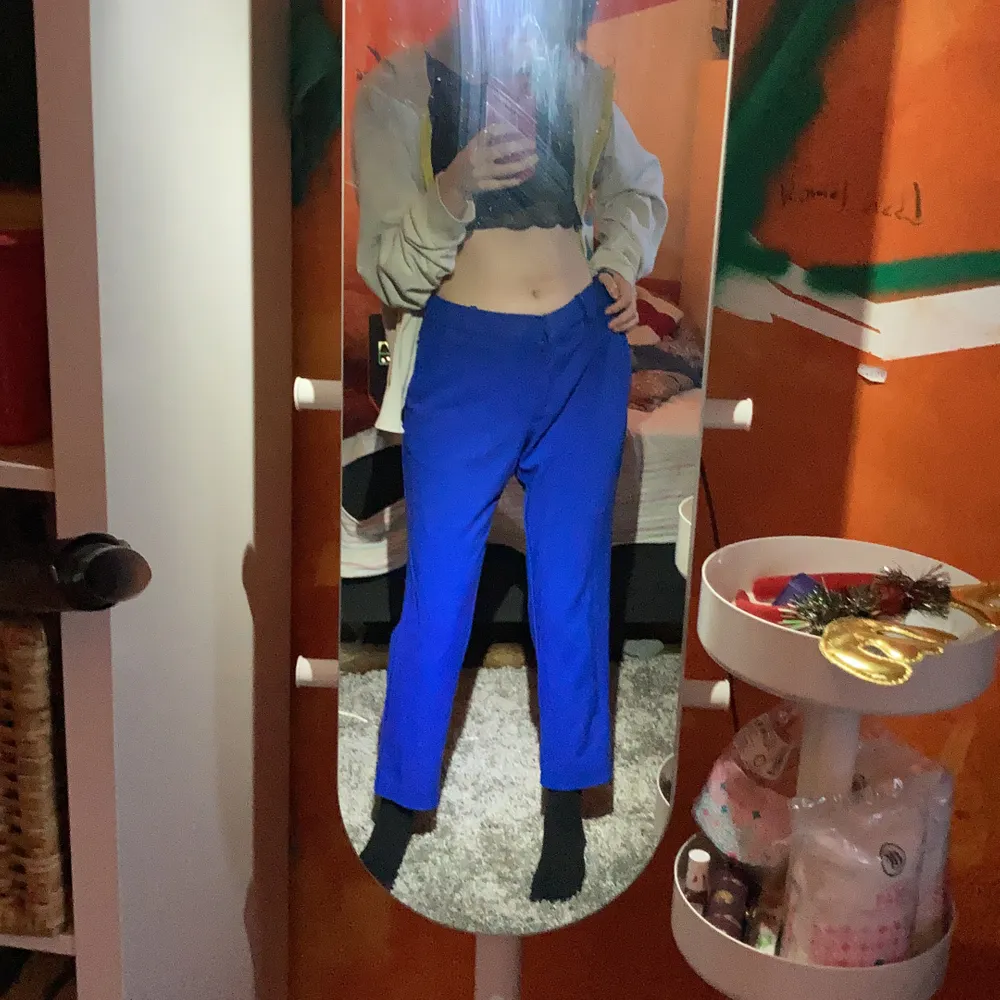 fina blåa byxor i storlek 40 🌸 säljer för de är alderless för stora för mig. de är kanska korta i längden, om mått önskas skriv till mig då 🍄. Jeans & Byxor.
