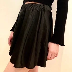 Helt ny satinkjol!  - Svart satinkjol från boohoo, aldrig använd enbart testad för bilderna. Jättefint material och fall. Storlek 38-40.