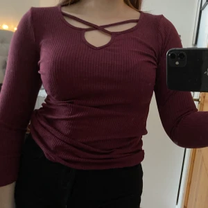 Vinröd tröja - Jättefin vinröd tröja från Newyorker som passar både till vardags och till finare tillställningar. Snygga detaljer över bröstet. Finns dock ett hål vid armhålan men är inget som syns. 