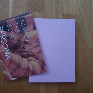 BTS album Persona 1 - Variation 1 av Persona albumet av BTS. Skivan är aldrig spelad och PC ingår inte om man inte vill betala extra. Postern är aldrug uppsatt och är inte skadad. Albumet har varit med i en flytt så kanterna kan vara smått skadade.