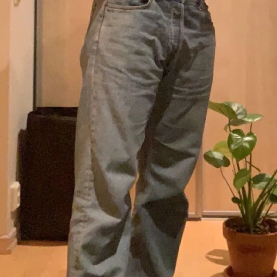 jeans från weekday i modellen space. storlek 32/30 och sitter snyggt oversize. skriv till mig vid eventuella frågor :). Jeans & Byxor.