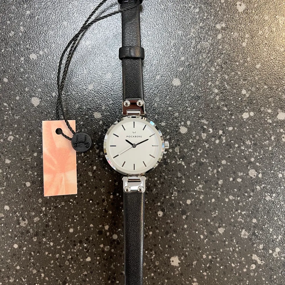 Säljer en helt ny klocka från Mockberg, prislapp finns kvar. Kostar 750kr + frakt. Hör av dig vid frågor!✨. Accessoarer.