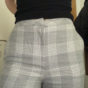 Kostymbyxor från hm - Ett par supersköna kostymbyxor från H&M i strl 34. Använda 2 gånger. 