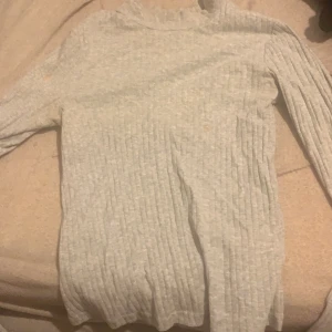 Bikbok - En fin mjuk tröja från bikbok. Säljs då har ingen användning den har en liten orange prick men inget man lägger märke till men kom privat för Intresse. Möts bara upp