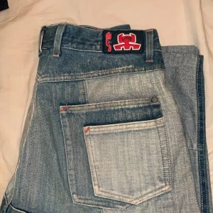 Vintage jeans (cool people) - Thriftade oversized jeans, killstorlek. Lappen inuti står strl L; men passar bra i midjan på modellen som brukar köpa mellan 28-30 i jeans. Lite långa i benen på modell som är 1,79 men annars bra fit med skor. Litet hål i slutet av ena benet, syns knappt! 