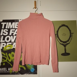 Rosa Polotröja - Ribbad rosa polotröja köpt på beyondretro i gbg. Väldigt bra skick. Köparen står för frakten. Samfrakt erbjuds.