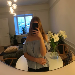 Söt blå topp - Blå sommrig topp i nyckick! Kan frakta och mötas i Stockholm. 