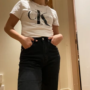 CALVIN KLEIN T-SHIRT I STRL XS  - Superskön och snygg T-shirt från Calvin Kelin🤩🌸                                                                           Modell: 162cm (använder vanligtvis S)                               