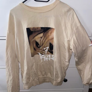 Beige Ariana Grande sweatshirt - Beige Ariana Grande sweatshirt, i storlek S passar M! Små fläckar men går att ta bort. 60kr🤩
