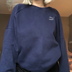 PUMA COLLAGETRÖJA  - Mörkblå Puma collagetröja köpt second hand på Humana för ca 250kr. Nyskick då den aldrig kommit till användning!!! Den är strl L men skulle säga att den är mer en M. Kan mötas upp men annars står köparen för frakt!!!