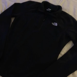 The north face, fleece  - Säljer denna då den inte kommer till användning längre, andvänd fåtal gånger. Mycket skönt material 🥰 