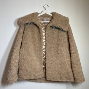 BAUM UND PFERDGARTEN - en beige gosig jacka som är blå under kragen⚡️andvänd men ändå i super fint skick! skriv för fler bilder