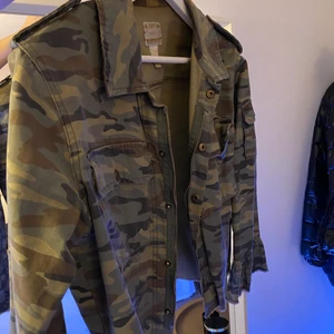 Militär jacka - Den är i bra skick, volanger i änden av ärmen