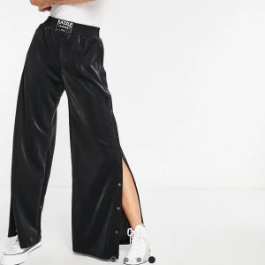 Bershka byxor  - Säljer dessa grymt snygga byxor från Bershka i stl S. Endast använda en gång och säljes pga fel storlek. De är otroligt sköna och jättesnygga! 