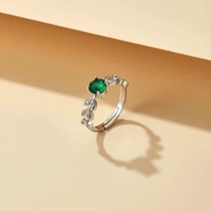 Ring - Justerbar silverfärgad ring . Aldrig använd. Köparen står för frakt! Skicka ett meddelande om du vill ha fler bilder!