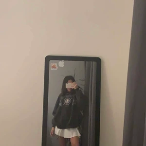 vintage sweatshirt - Super skön och snygg swetshirt. Overzised på mig som är 168. Jätte snygg till både jeans och tennis kjol. 