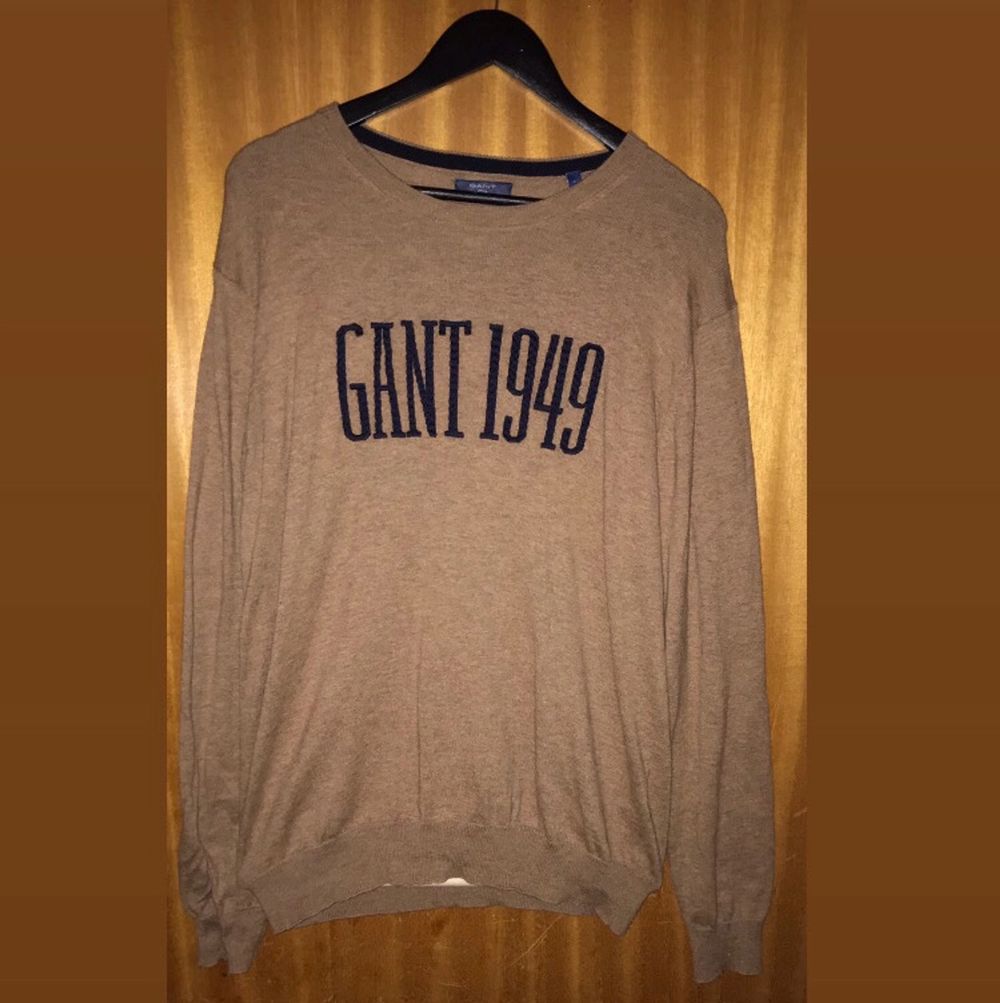 Jätte fin sweatshirt i märket Gant, den är använd ett fåtal gånger fast har inga skador. Vid bröstet finns en text Gant 1949, det är som om texten är flätad, väldigt fint. Kan tänka mig sänka priset lite vid snabbaffär!. Tröjor & Koftor.