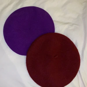 Basker beret - Superfina baskers /beret i lila och mörkröd färg 60 kr/styck eller båda för 100 kr 💓 använd fåtal gånger 💓 frakt tillkommer