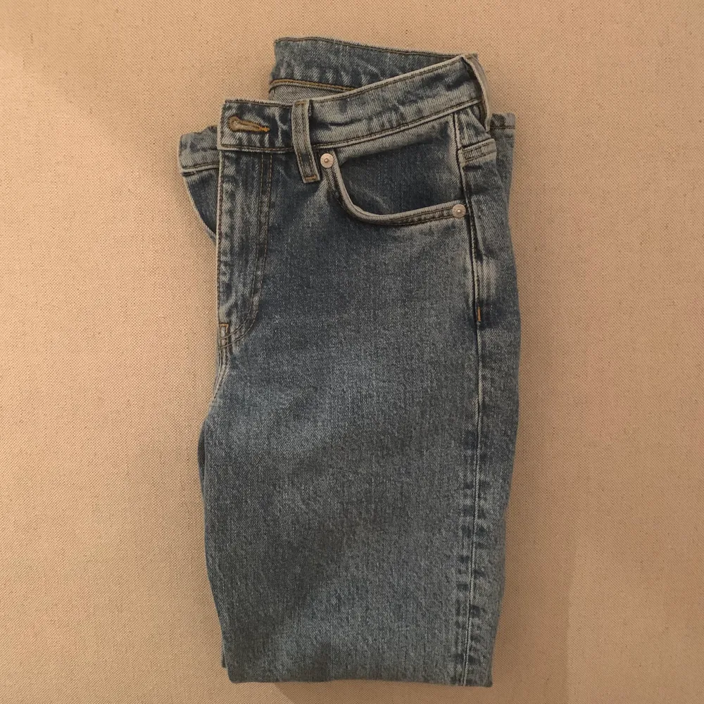 Säljer fina blåa Arket Jeans, jättebra material och knappt använda. Storleken är 25, motsvarar en 34/XS-S. Nypris 700kr säljer för 290kr inklusive frakt💘. Jeans & Byxor.