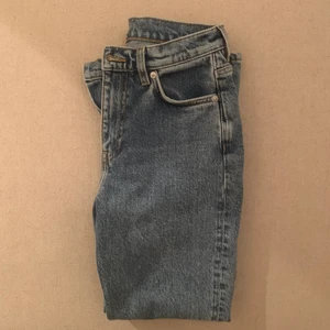 Arket Jeans storlek 25 - Säljer fina blåa Arket Jeans, jättebra material och knappt använda. Storleken är 25, motsvarar en 34/XS-S. Nypris 700kr säljer för 290kr inklusive frakt💘