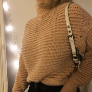 Stickad tröja - Jätte skön och mysig stickad tröja. Färgen framhävs bäst på bild nt 2. Den är i sltorlek S men är oversized och funkar för både XS och M. 