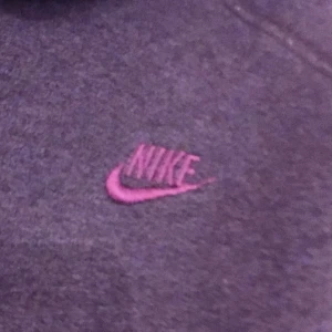 Nike Hoodie - Asball Nike hoodie som är lila. Jätteskön och passformen är perfekt! Säljer tröjan då den inte riktigt är min stil längre🙃 om ni har några frågor är det bara att fråga! Betalning sket via swish🤍🤍🤍