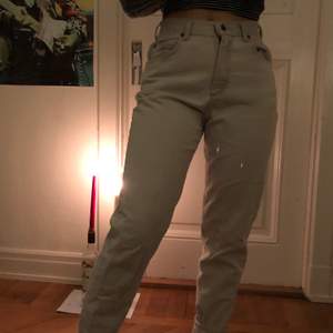 Snygga hlgmidjade Lee jeans i beige/grå. Ganska långa men går att vika upp. Modellen är 163 cm och har storlek 34/36 i byxor. Kontakta mig vid intresse, frakt tillkommer eller mötas på Södermalm:)