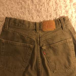 Såå fina brun/gråa vintage Levis jeans. Står storlek w28 men då storlekarna är små så passar de bra på mig som vanligtvis är en 26. Köparen står för frakt!🤎