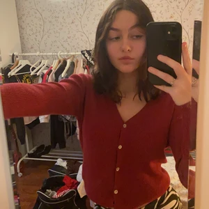 Vinröd kofta - Mörkrosa/vinröd kofta me knappar👌🏼 Aldrig använd! 