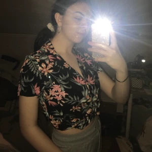 Knytskjorta - Strl. 34, inga tecken på användning. Säljs pga för liten för mig tyvärr :(  Passar bra med smycken och ensam, med jeans och med mjukisbyxor. Kan knytas eller stoppas in. En skjutits man kan leka lite med kan man säga. #skjorta  Köpt från H&M