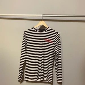 Daily paper long sleeve strl XS - Daily paper long sleeve i storlek XS som inte kommer till användning längre. Plagget är i mycket gott skick. Köpt från kennedies, nypris 500+kr