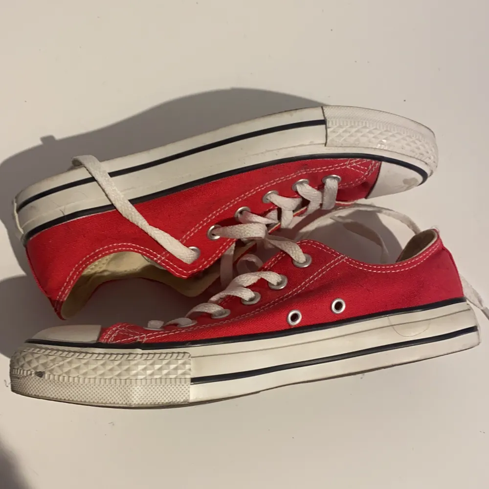 Röda converse stl 38, knappt använda men liten slitning där framme, därav det billiga priset❣️ . Skor.