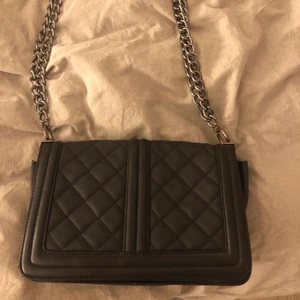 Väska - Säljer min svarta väska som inte kommer till användning💕frakt tillkommer