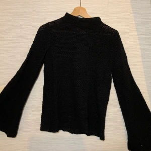 Svart stickad tröja med utsvängda armar storlek xs  - Super skön och luftig tröja med utsvängda armar 