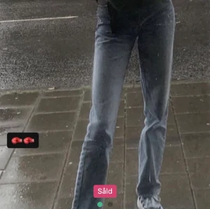 Blå jeans - Jätte fina blå jeans i jätte bra skick. Köpte dem på Plick men säljer dem då dem är förstora för mig