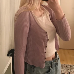 Lila kofta🍬🦄 - Jättefin lila färgad kofta men är för liten för mig. Köpare står för frakten. Pm för intresse.🧚🍬