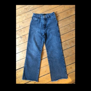 Oanvända Massimo Dutti flared jeans - Mina mest använda jeans. Köpte dock en storlek för liten först som jag nu säljer! Minst 100kr eller högstbjudande