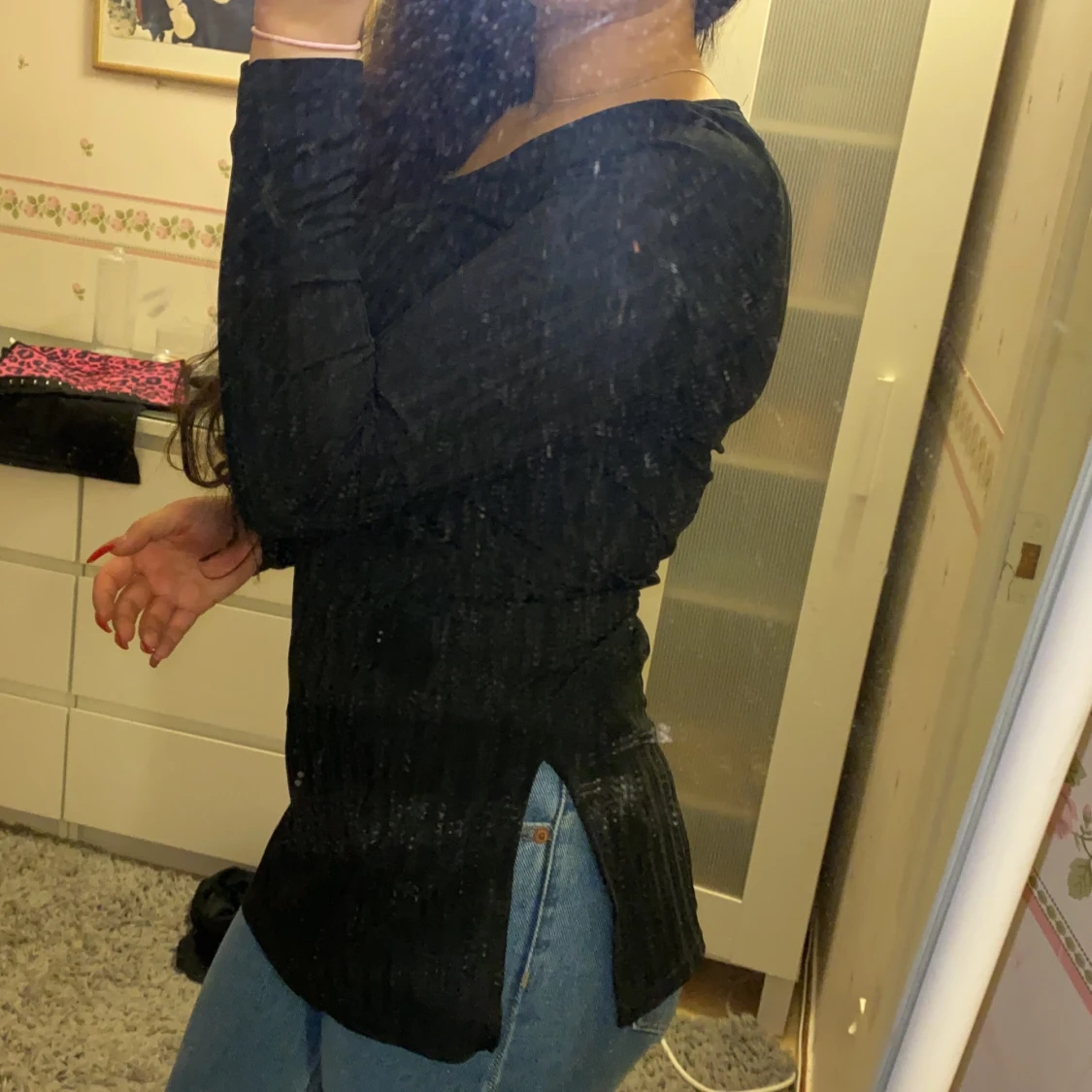 Svart långarmäd tröja med slits  - 90