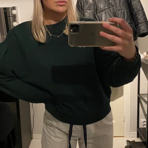 Basic sweatshirt darkgreen - Mörkgrön sweatshirt från weekday. Nyskick. Extremt skön och lätt att styla. 