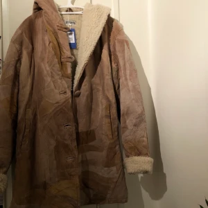 Mockakappa  - Vintage supermysig mocka-kappa köpt på sellpy, men säljer vidare då den var för stor! Teddy-material på insidan, och en jättestor luva🧸 Ganska använd men bra kvalitet, saknar en knapp längst ner. Frakt tillkommer, kan även mötas upp i Stockholm. 