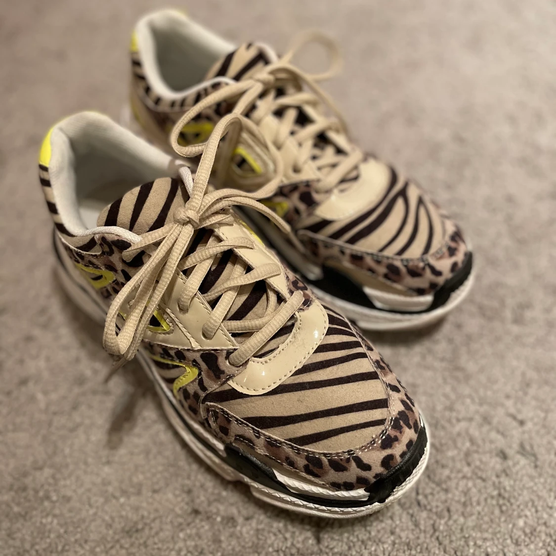 Häftiga sneakers i zebramönster - 90