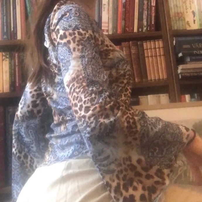 Riktigt kattig (lol behövde) tröja med leopardxorientaliskt mönster. I fint skick o med de finaste vida ärmarna. Funkar året om och kan stylas både tuffare o sötare. 💓 . Toppar.