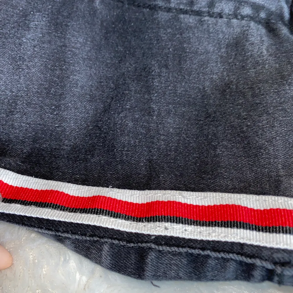 Zara Jenas, högmidjade. Storlek: 36 . Ljus svarta jeans med röd, vita ränder på sidorna. Ca 2 år gamla, i bra skick. Modellen är 1,63 lång. Buda privat! 🖤❣️🖤❣️ . Jeans & Byxor.