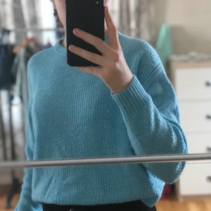Blå stickad tröja  - Så himla fin klarblå stickad tröja💙Svårt att få färgen på bild men mest som på sista bilden, fint skick! köpare betalar frakt 