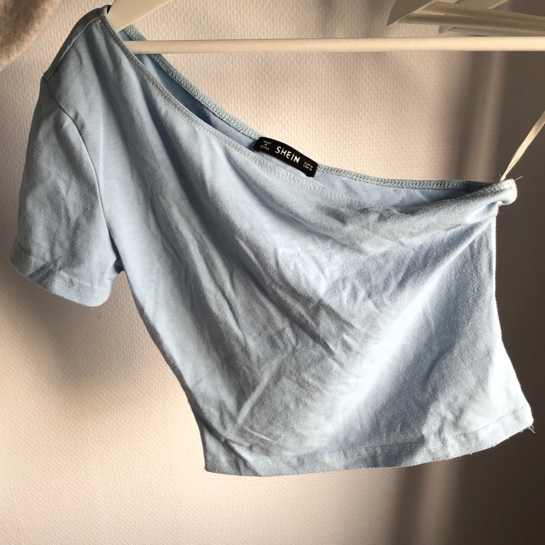 Blåa one shoulder topp - 90