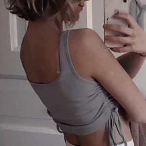 snygg blå topp från Shein!! - Jag säljer denna snygga topp från Shein, tycker den är lite för stor för mig som har storlek XS.💕