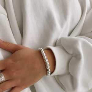 Smycken  - Fina och modern smycken från mitt uf företag @madeforanangel_uf. Vi stöttar organisation ellas hjältar och skänker pengar i slutändan av Uf året🥰 