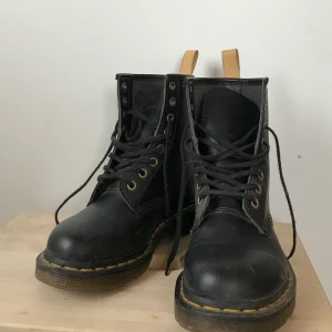 Veganska Dr Martens  - Sviiin snygga dr Martens som jag är så ledsen över att jag måste sälja. Köpta nya för ungefär 4 månader sen och är endast använda 1 gång, då de är för små för mig;( frakt står köparen för och har ni frågor så är det bara att kontakta mig💛