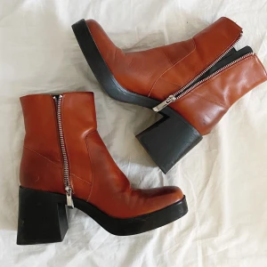 Boots - Röd/bruna boots med tjock klack! Har en slitning men annars som ny 