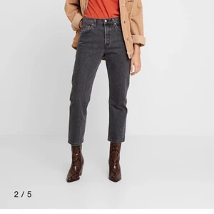 Levis 501 cropped  - Levis 501 cropped gråa, storlek 25/28. Mycket fint skick. Nypris 1145:-